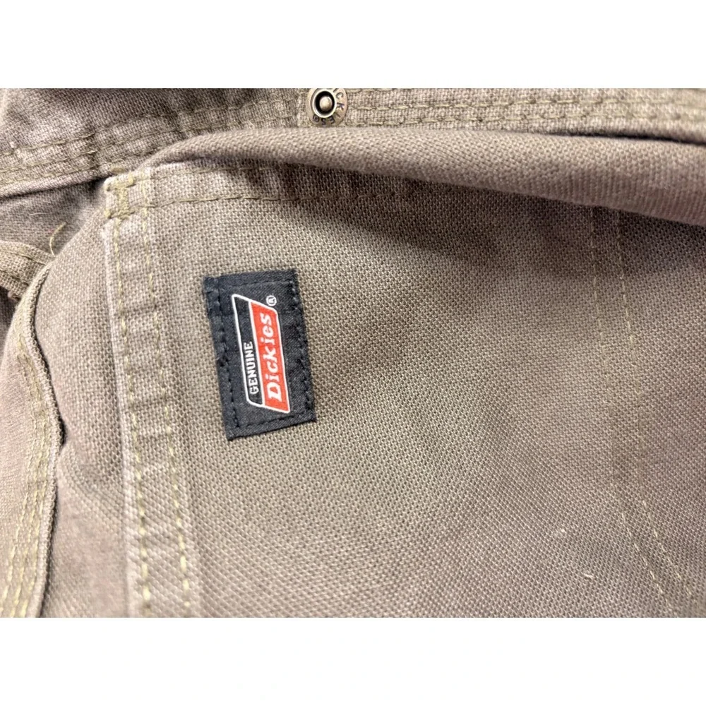 Genuine Dickies pockets features styling